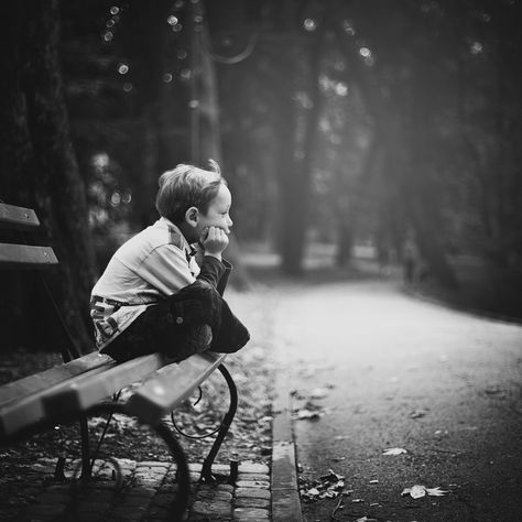 Foto Kids, Sitting On A Bench, Foto Vintage, Foto Art, Black White Photos, A Park, Shades Of Grey, Park Bench, Children Photography