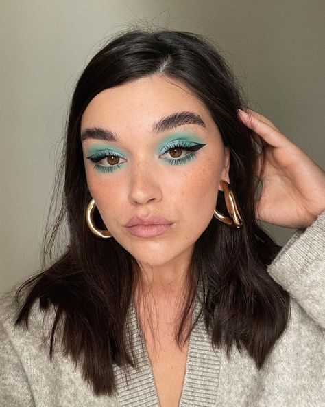 Blue Eye Looks, Colourful Eye Makeup, Hair And Makeup Ideas, Makeup Looks Ideas, Colourful Makeup, Makeup 2024, Colorful Eye Makeup, Bold Makeup, Kiss Makeup