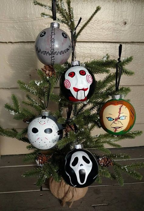 Horror Tree, Bulb Painting, Horror Crafts, Horror Christmas, Jason Friday, Scary Christmas, Christmas Horror, Creepy Christmas, Childs Play