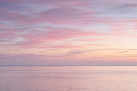 Pastel Sky Wallpaper Desktop, Sunrise Aesthetic Wallpaper Desktop, Soft Pink Aesthetic Landscape, Soft Pink Aesthetic Desktop Wallpaper, Soft Sunrise Aesthetic, Pink Beach Wallpaper Desktop, Soft Macbook Wallpaper, Soft Desktop Wallpaper Aesthetic, Light Pink Sky Aesthetic