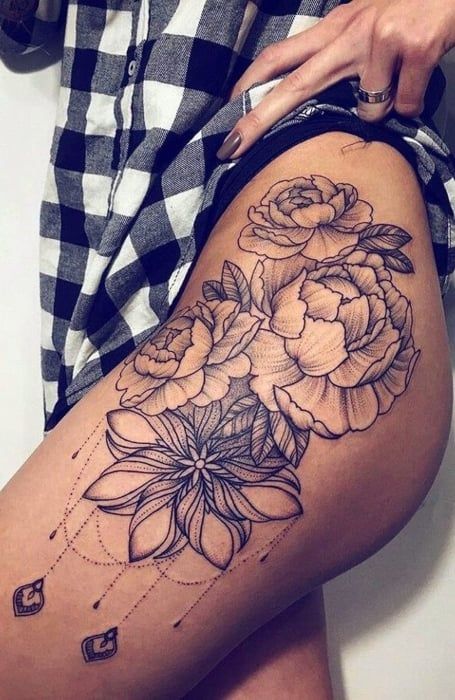 Flower Hip Tattoos, Tato Paha, Hip Thigh Tattoos, Girls With Sleeve Tattoos, Tato Lengan, Hip Tattoos Women, Small Flower Tattoos, Thigh Tattoos, Thigh Tattoos Women