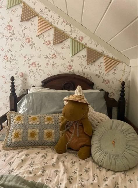 Vintage Beatrix Potter Nursery, Vintage Girls Room Ideas, Kids Vintage Bedroom, Dark Academia Kids Room, Vintage Nursery Aesthetic, Cottagecore Nursery Aesthetic, Kids Cottage Bedroom, Cottage Core Girls Bedroom, Vintage Childrens Room