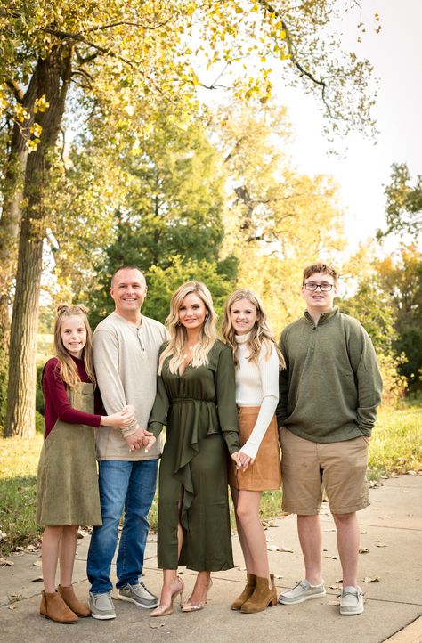 Family Photo Coordinating Outfits, Family Pictures Jewel Tones, Family Photos Olive Green Color Schemes, Jewel Tone Family Pictures Outfits, Jewel Tone Family Photos, Outfits For Family Photos, Fall Picture Outfits, Fall Family Outfits, Spring Family Pictures