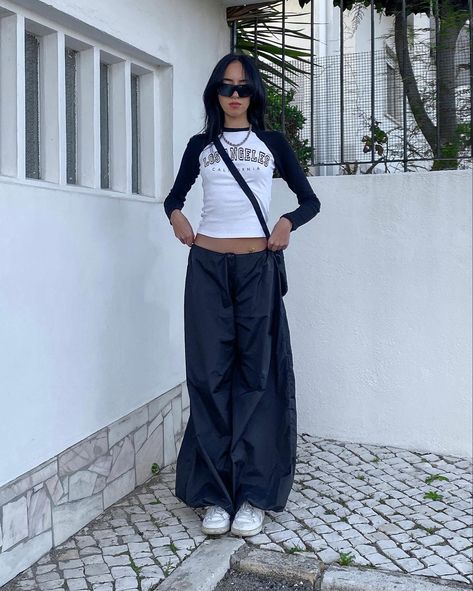 girl with black parachute pants,  long sleeve shirt white and black, a crossed bag and white nike Parachute Pants Street Style, Parachute Pants Outfit Aesthetic, Parachute Cargo Pants Outfit, How To Style Parachute Pants, Grey Parachute Pants Outfit, Y2k Pose, Outfit Ideas Green, Pantalon Parachute, Baggy Aesthetic