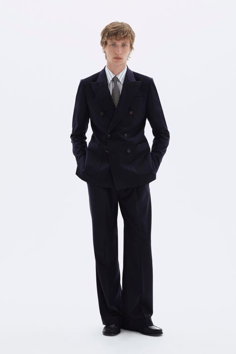 Tiger of Sweden Spring 2025 Menswear https://www.vogue.com/fashion-shows/spring-2025-menswear/tiger-of-sweden/slideshow/collection#9 Tailored Suits For Men, Outfit Homme, Classy Suits, Woman Suit Fashion, Formal Suits, Tiger Of Sweden, Mens Spring, Suit Fashion, Knit Shirt