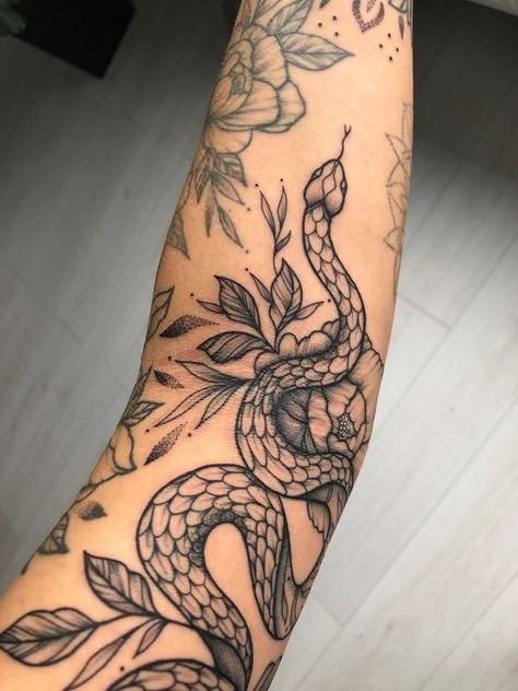 Bicep Tattoo Women, Inner Bicep Tattoo, Feminine Minimalist, Bicep Tattoo, Forearm Tattoo Women, Egyptian Tattoo, Medusa Tattoo, Leg Tattoos Women, Feminine Tattoo