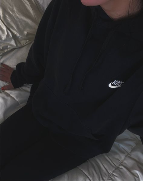 Nike Black Hoodie Outfit, Black Nike Hoodie Outfit Women, Black Nike Hoodie Outfit, Nike Hoodie Outfit Women, Black Hoodie Aesthetic, Essential Hoodie Black, Black Nike Outfit, Nike Black Hoodie, Nike Hoodie Outfit