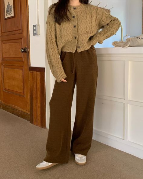 Light Brown Pants Outfit, Korean Aesthetic Outfits, Ootd Kulot, Brown Pants Outfit, Wide Leg Outfit, Jeans And T Shirt Outfit, Sneaker Outfits Women, Casual College Outfits, Cargo Pants Outfit