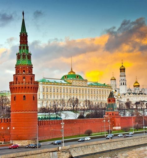 Beautiful view of the Grand Kremlin Palace and Kremlin wall in Moscow | What to Do in Moscow in 3 Days Kremlin Moscow, Food From Around The World, Kremlin Palace, Visit Russia, Moscow Kremlin, Art Spaces, Russian Architecture, Russia Travel, Landmark Buildings