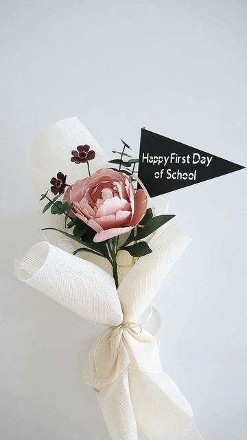 Cricut on Instagram: "@handmadebysarakim shows us how to create a gorgeous first day of school paper flower bouquet that is sure to impress anyone! 💐 Are you making teacher gifts for #BackToSchool season?" Back To School Bouquet Ideas, Flower Bouquet For Teachers Day, Flower Gift For Teacher, Back To School Flowers For Teachers, Back To School Bouquet, Teachers Day Flowers Gift Ideas, Teachers Day Gifts Creative Crafts, Teacher Flower Gifts, Teachers Day Bouquet