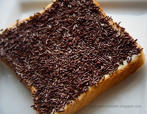 // Hagelslag Typical Dutch Food, Dutch Breakfast, Netherlands Food, Fairy Bread, Dutch Recipes, Chocolate Sprinkles, International Recipes, Amazing Food, Best Foods