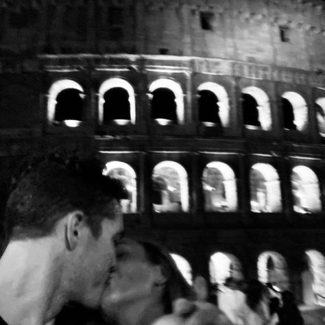 Italy Lovers Aesthetic, Travel Romance Aesthetic, Rome Couple Photos, Italy With Boyfriend Aesthetic, Couple In Rome Aesthetic, Spain Couple Aesthetic, Rome Couple Aesthetic, Rome Photo Ideas Couple, Couples In Rome