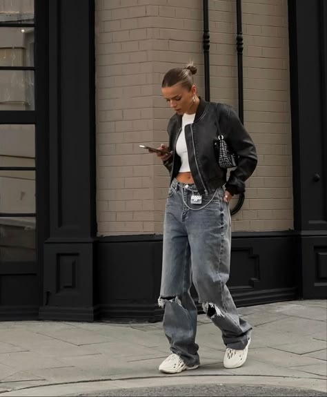 Bomberjack And Cargo Pants Outfit, Fashion Outfits Instagram, Dark Feminine Outfit Ideas, Feminine Masculine Style Outfit, Jeans And Trainers Outfit, Trench Coat Outfit Street Style, London Street Wear, Street Styles Outfit, Winter Mode Outfits