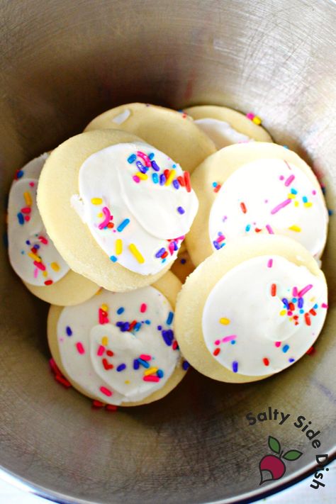 Better than Starbucks Cake Pops (No-Bake Lofthouse Cookies) Cake Pops Starbucks, Serbian Christmas, Cookie Balls Recipe, Starbucks Cake Pops, No Bake Cake Pops, Cake Pop Recipe Easy, Lofthouse Cookies, The Coffee House, Starbucks Cake