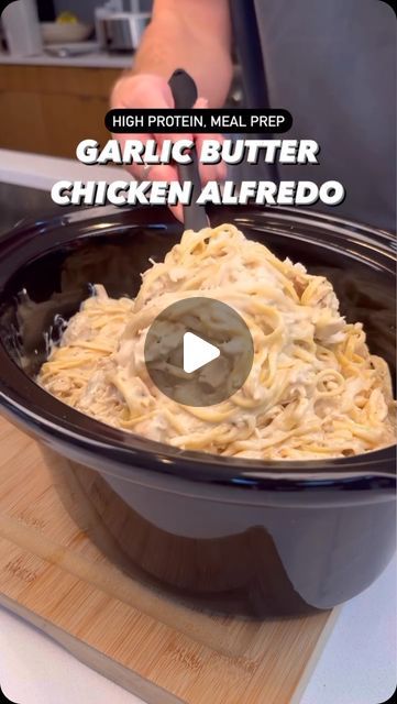 High Protein & Low Calorie on Instagram: "Garlic Butter Chicken Alfredo🔥By @stealth_health_life   Per serving (makes 10) 515 Calories 47g Protein 54g Carbs 14g Fat  Ingredients: 32oz chicken breast 30g parmigiano reggiano Juice of 1 lemon 2 tablespoons garlic purée 2 tsp garlic powder  2 tsp onion powder 1 tablespoon salt 1 tsp black pepper 2 tsp kinder roasted garlic brown butter seasoning (optional) Dash crushed red pepper 1/2 cup water 30g butter  High: 2-3 hours Low: 5-6 hours  672g pasta, cooked to 50% Add ~1/2 cup pasta water  Blended Alfredo sauce: 800g 2% blended cottage cheese 120g 1/3 fat cream cheese 120g parmigiano reggiano 240ml milk Salt & pepper to taste  Cook for 15-20 minutes  Allocate to 10 equal sized containers - store in the freezer (they’ll last for several months fr Butter Seasoning, Blended Cottage Cheese, Slow Cooker Meal Prep, Stealth Health, Crockpot Chicken Alfredo, Slow Cooker Pasta Recipes, Alfredo Sauce Recipe Homemade, Slow Cooker Meal, Slow Cooker Pasta