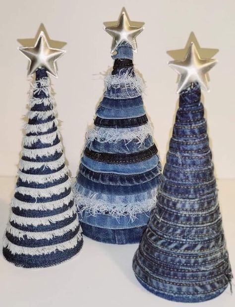 Blue Jean Christmas Tree, Denim Garland Diy, Denim Xmas Decorations, Denim Christmas, Sustainable Diy, Christmas Skating, Christmas Fabric Crafts, Jeans Ideas, Denim Crafts Diy