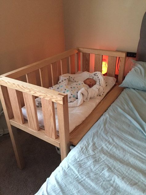 Solid Oak Sidecar Cosleeper Rustic Crib, Perlengkapan Bayi Diy, Co Sleeper Crib, Baby Crib Diy, Diy Crib, Baby Furniture Sets, Baby Rosa, Diy Baby Furniture, Baby Cradle