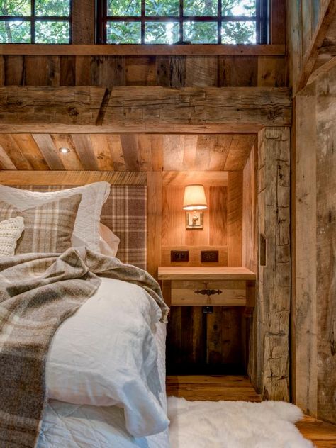 Farmhouse Cottage Bedroom, Small Spaces Ideas, White Cottage Kitchens, Maine Cabin, Rough Hewn Wood, Open Concept Great Room, Log Cabin Living, Upstairs Loft, Cottage Living Rooms