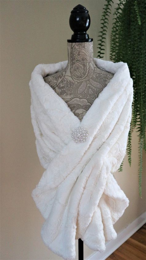 Winter Wedding Dress Coverups, Winter Wedding Cape, Fur Bridal Wrap, Faux Fur Bridal Wrap, Shawl Winter, February Wedding, Wedding Fur, Winter Bride, Bridal Shawl