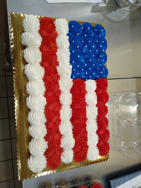 60 cupcakes arranged in a 10x6 manner then decorated to represent an American Flag American Flag Cupcake Cake, American Flag Cupcakes, Veterans Day Cupcakes, Fourth Of July Cupcake Ideas, Patriotic Cupcakes Ideas, Memorial Day Cupcakes, Retirement Cupcake Ideas, Patriotic Cupcake Cake, Usa Cupcakes