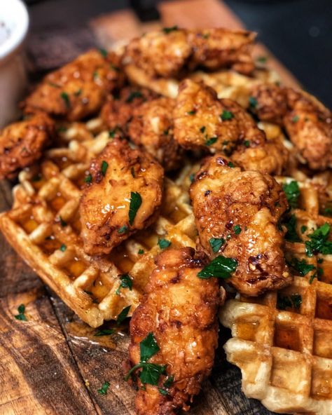 Chicken Waffles Brunch, Waffles For Dinner, Recipes Waffles, Bb8 Cake, Fried Chicken Waffles, Flap Jacks, Charlotte Fashion, Makanan Italia, Chicken Waffles