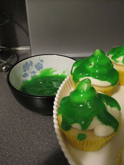 Slime Cupcakes - making these for our Kids choice awards party tonight!!! Edible Green Slime, Anime Cookbook, Slime Cupcakes, Splatoon Party, Slime Cup, Ghostbusters Cake, Ghostbuster Party, Ghostbusters Birthday, Slime Easy