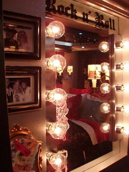 Rock and Roll makeup mirro Rock N Roll Aesthetic Bedroom, Rock And Roll Makeup, Rock N Roll Bedroom, Rock And Roll Room, Barbie Dream House, Trendy Home, Beauty Room, Aesthetic Bedroom, Pretty House