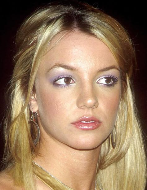 The 20 Most Iconic Makeup Looks of the 90s | IPSY Early 2000 Makeup, 1990 Makeup, Britney Spears Makeup, 1990s Makeup, 00s Makeup, Early 2000s Makeup, 90’s Makeup, 2000 Makeup, Flow 2000