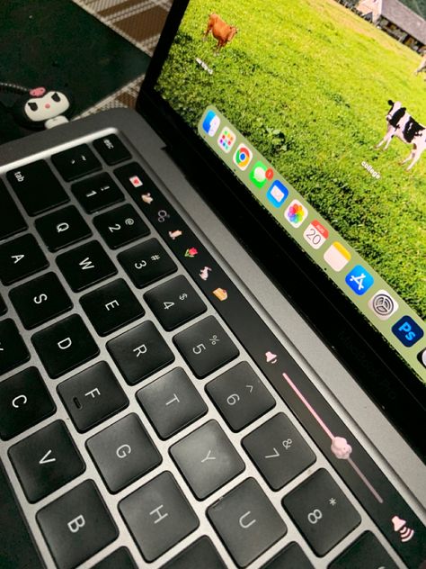 Macbook With Touch Bar, Macbook Pro Touch Bar Aesthetic, Macbook Touch Bar Aesthetic, Touchbar Macbook, Macbook Manifestation, Mac Book Aesthetic, Macbook Touch Bar, Macbook Ideas, Apple Ecosystem