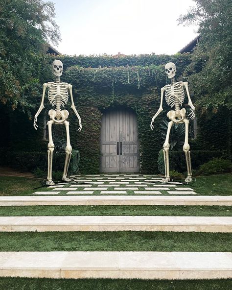 Classy Halloween Decor, Minimalist Halloween, Halloween Skeleton Decorations, Halloween Facts, Halloween Tattoo, Adult Halloween Party, Spooky Scary, Theme Halloween, Spooky Decor