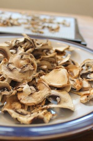 Fast Delicious Mushroom Chips Seasoned with Lemon and Garlic – Made in the Dehydrator | Health, Home, & Happiness Mushroom Chips, Vegan Chips, Raw Dessert Recipes, Homemade Chips, Veggie Chips, Food Dehydrator, Edible Mushrooms, Barefoot Contessa, Dehydrated Food