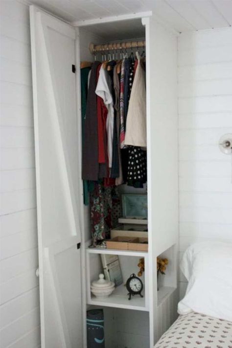 Small Space Clothing Storage, Tiny House Closet, House Closet, Corner Closet, Closet Clothes Storage, Diy Bedroom Storage, Bedroom Closet Storage, Small Bedroom Storage, Tiny House Storage