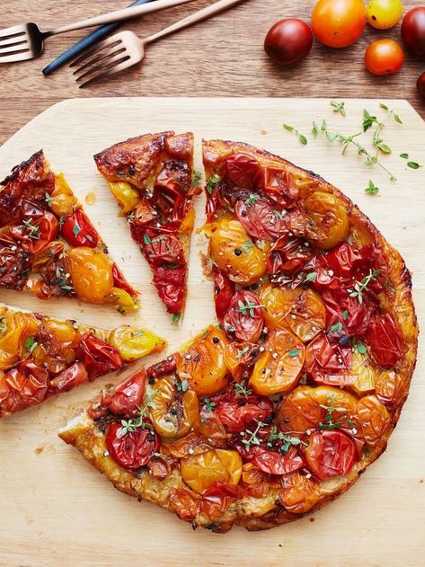 This tomato tart uses simple ingredients to create complex flavor. Use fresh summer tomatoes, your favorite olive oil, balsamic vinegar, thyme, and frozen puff pastry for an unforgettable summer appetizer the whole family will love. Tomato Tarte, Tomato Tarte Tatin, Tarte Tartin, Fresh Tomato Recipes, Diy Easy Recipes, Tomato Tart, Tomato Pie, Savory Tart, Fun Easy Recipes