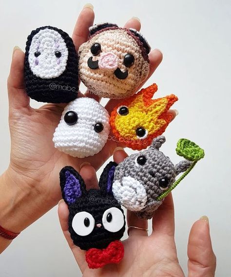 Crochet Monokuma, Studio Ghibli Crochet Keychain, Crochet Anime Keychain, Anime Crochet Keychain, Ghibli Crochet Pattern Free, Anime Crochet Ideas, Jujutsu Kaisen Crochet, Studio Ghibli Crochet Pattern Free, Crochet Ideas Keychain