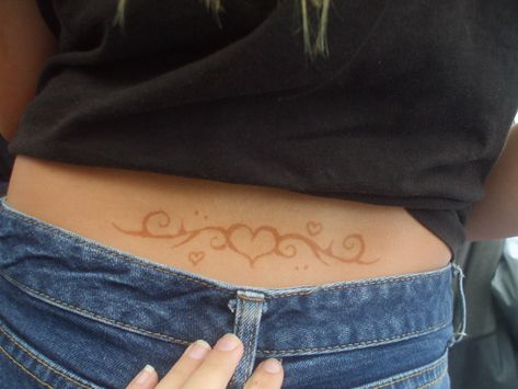 Cute Simple Tramp Stamps, Sternum Henna, Easy Simple Henna Designs, Y2k Henna, Trampstamp Tattoo, Henna Tattoo Back, Sunscreen Tattoo, Small Henna Tattoos, Fashion Teens