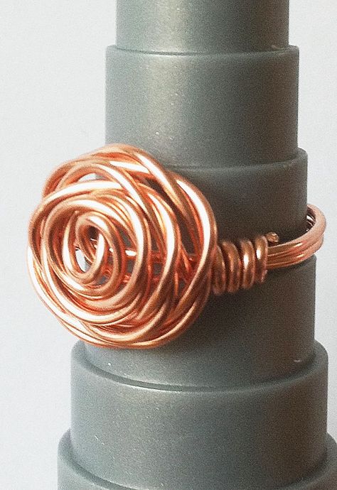 Blue Forest Jewellery's blog: Handmade Monday: wire roses Handmade Rings Tutorial, Anel Tutorial, Wire Rings Tutorial, Art Fil, Wire Jewelry Rings, Jewelry Making Classes, Wire Wrapped Jewelry Diy, Diy Jewelry Tutorials, Wire Jewelry Making