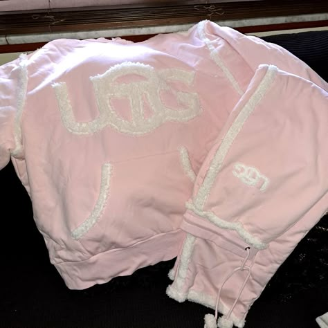 Ugg X Teflar Sweatpants (Lrg) Ugg X Teflar Sweatshirt (Xl) Selling The Set. Ugg Sets, Bummy Outfits Baddie, Pink Things To Buy, Leggings With Uggs, Baddie Wishlist, Cute Shein Finds, Ugg Telfar, Cute And Comfy Outfits, Winter Sweatpants