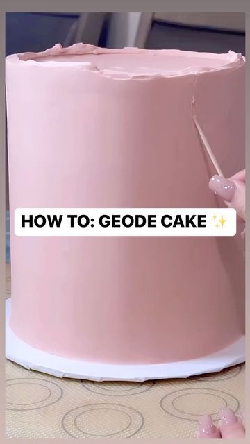 Crystal Birthday Cake Ideas, Crystal Cakes Birthday, Geode Cake Ideas, How To Make A Geode Cake, Crystal Cake Ideas, Simple Rose Gold Cake Ideas, Geode Cake Birthday, Geode Cake Tutorial, Geode Cupcakes