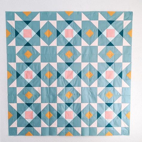 Modern Quilts~Karen Abraham on Instagram: "When I mocked up this version (last slide) of my #brightwoodquilt many weeks ago, I was so hopeful that I would actually have time to make the real version…I didn’t🤷‍♀️. Enter @kaceycrutch, who offered to make it as her tester quilt🙌!! I love how she subtly changed up the colors ( see slide 3 for mock up of her version) and ended up with this beauty!! ✨The kit for this version was just re stocked (first round sold out) and can be pre ordered over a Quilt With Circles, Modern Quilts Patterns, Free Quilt Pattern Downloads, Scandinavian Quilts, Binding Quilt, Wood Quilt, Bright Quilts, Modern Quilt Patterns, Diy Quilt