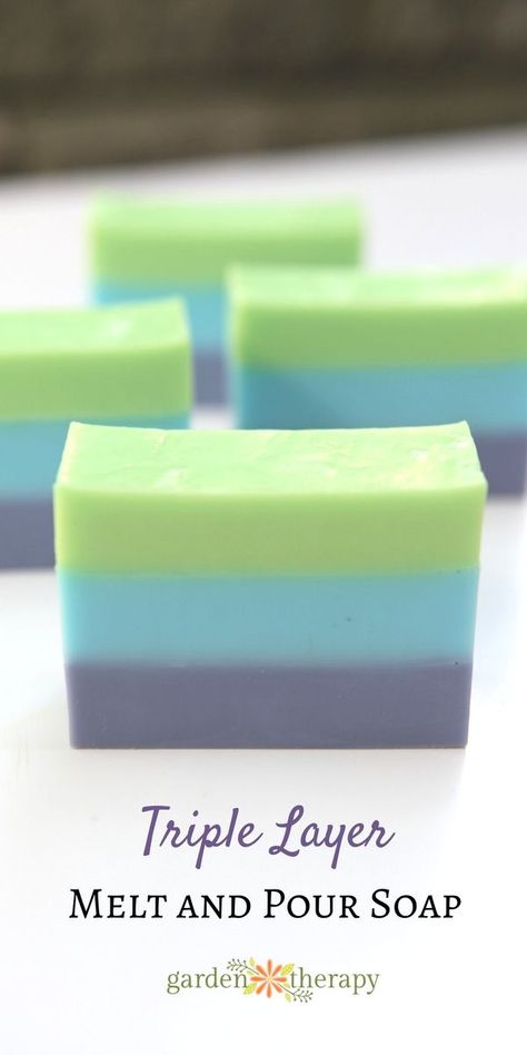 How to make triple layer melt and pour soap that looks beautiful every time! Bath Jellies, Lavender Ombre, Shower Melts, Savon Diy, Diy Soap Recipe, Layered Soap, Soap Melt And Pour, Săpunuri Handmade, Handmade Soap Recipes