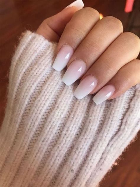 Ongles baby boomer : quelle est cette nouvelle tendance que l'on voit partout sur les réseaux sociaux ? French Fade Nails, Light Pink Nail Designs, Stars Nails, Lakaran Fesyen, Unghie Sfumate, Video Makeup, Nail Colors Winter, Ombre Acrylic Nails, Ombre Nail Designs