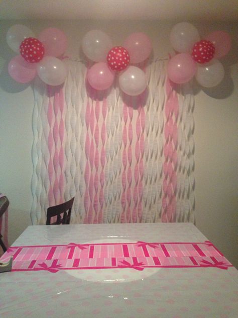 Backdrop with streamer Decoration With Streamers, How To Make Streamers, Easy Streamer Decorations Birthday, Streamer Backdrop Ideas, Crepe Streamer Ideas, Birthday Streamer Ideas, Party Streamer Ideas, Streamer Decorations Ideas, Wall Streamers