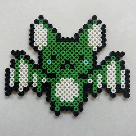 Green bat Perler bead art. Measures approximately 5.25" wide by 4.25" tall. Perler Beads No Black, Green Perler Bead Pattern, Halloween Perler Bead Ideas, Frog Perler Bead Pattern, Bat Perler, Perler Bead Art Pattern, Perler Bead Designs, Easy Perler Bead Patterns, Perler Ideas