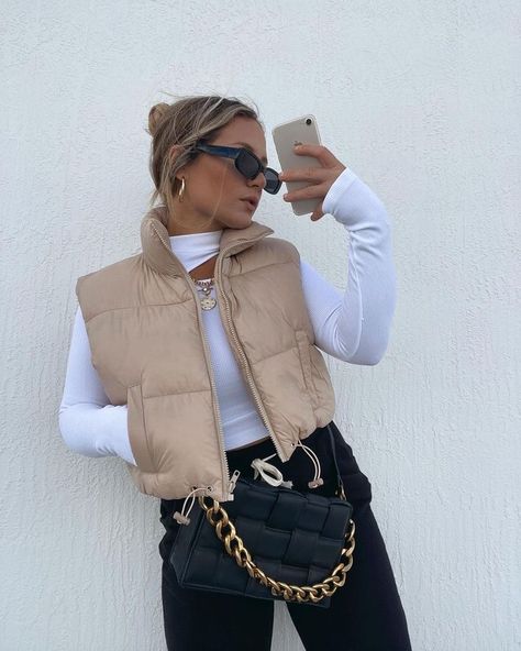 Cream Vest Outfit, Puffer Jacket Outfit Women, Winter Vest Outfits, Gilet Outfit Women, Puffy Vest Outfit, Gilet Outfit, Puffer Outfit, Puffer Vest Outfit, Vest Outfits For Women