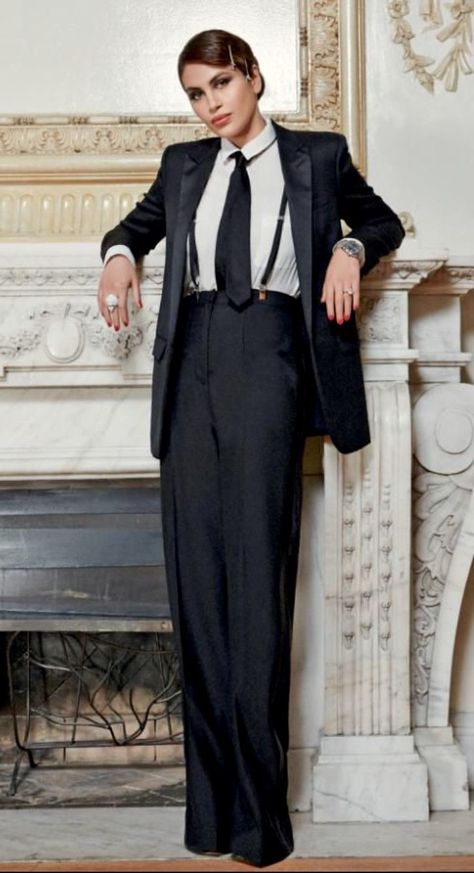 Women Tuxedo Outfit, Women In Mens Suits, Women Suit Outfits, Neck Design For Suit, Feminine Short Haircuts, Women Suit And Tie, Haircuts Feminine, Androgynous Women, Women In Tie