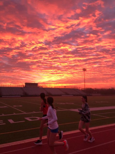 sunset, track, running, colorful, aesthetic, cross country Cross Country Practice, Track Pictures, Athletics Track, Field Athletes, Lev Livet, Running Track, Runners High, Cross Country Running, Shotting Photo