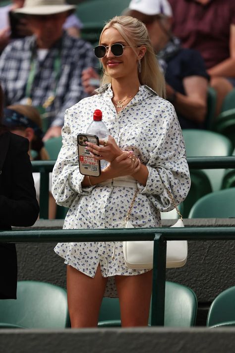 Tennis Watching Outfit, Tennis Tournament Outfit Ideas, Tennis Match Aesthetic, Indian Wells Tennis Outfits, Us Open Outfit Tennis New York, Tennis Match Outfit Spectator, Us Open Outfit Tennis Spectator, Tennis Tournament Outfit, Wimbledon Outfit Women