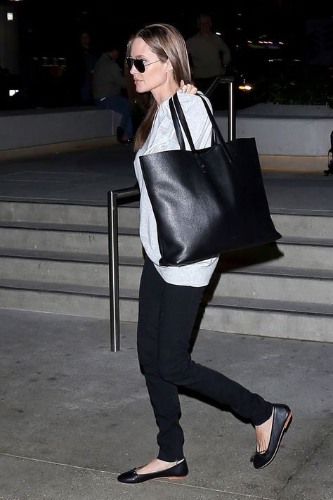 6 Angelina Jolie Basics Everyone Should Own Everlane Tote, Tote Bag Outfit, Angelina Jolie Style, Ferragamo Bag, Salvatore Ferragamo Bags, Jeans And Flats, Perfect Handbag, Stylish Handbags, Nude Pumps