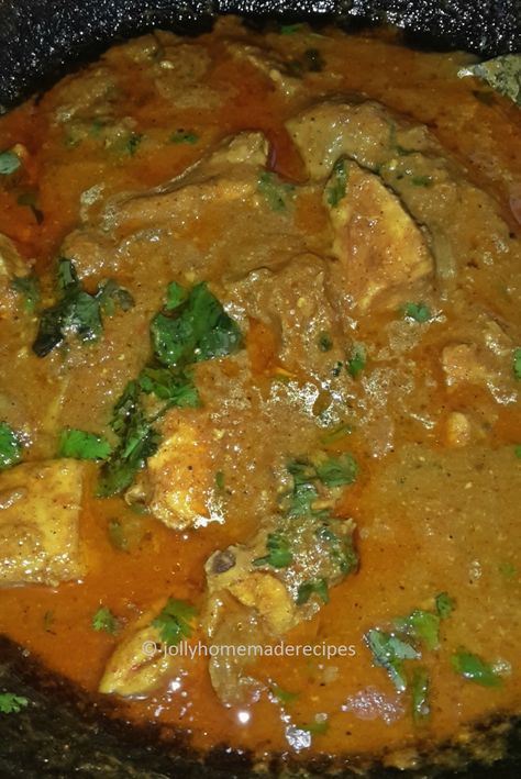 Dhaba Style Chicken Curry with step by step photos recipe - Very easy and simple recipe to follow. This chicken is delicious curry from northern India...flavored with aromatic spices in onion-tomato base thick gravy, that is mildly spicy and tastes great with Naan or Paratha or Rice. Easy Curries, Chicken Curry With Rice, Mee Rebus, Rumali Roti, Indian Chicken Curry Recipe, Malai Chicken, Prawn Masala, Indian Chicken Recipes, Indian Foods