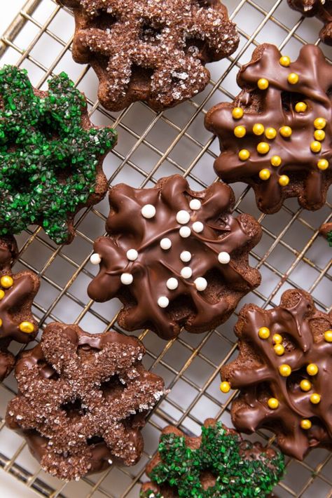 These are not a typical chocolate cookie! They're made from a delicious chocolate batter, but cooked in a waffle maker so they achieve a criss-cross pattern. When finished, they're dipped in chocolate and topped with any number of decorations! | wyseguide.com #chocolate #cookies #Christmas Waffle Iron Cookies, Wyse Guide, Cinnamon Roll Cookies, Waffle Cookies, Chocolate Waffles, Dipped In Chocolate, Cookies Christmas, Xmas Cookies, Peanut Butter Fudge